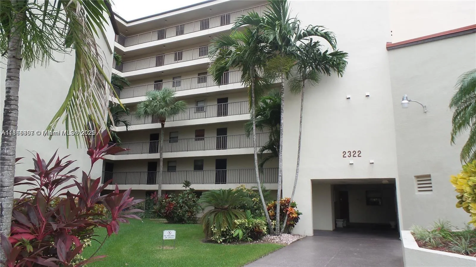 2320 S Cypress Bend Dr, #305