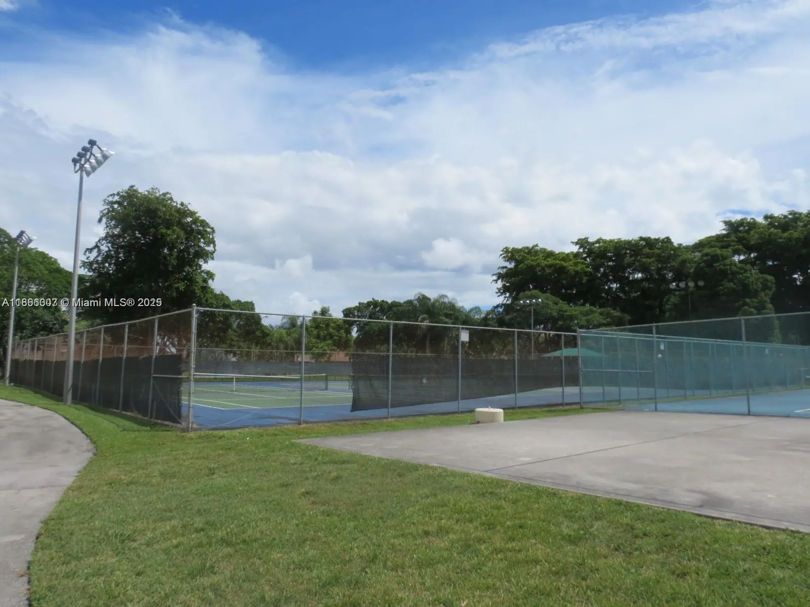 2320 S Cypress Bend Dr, #305