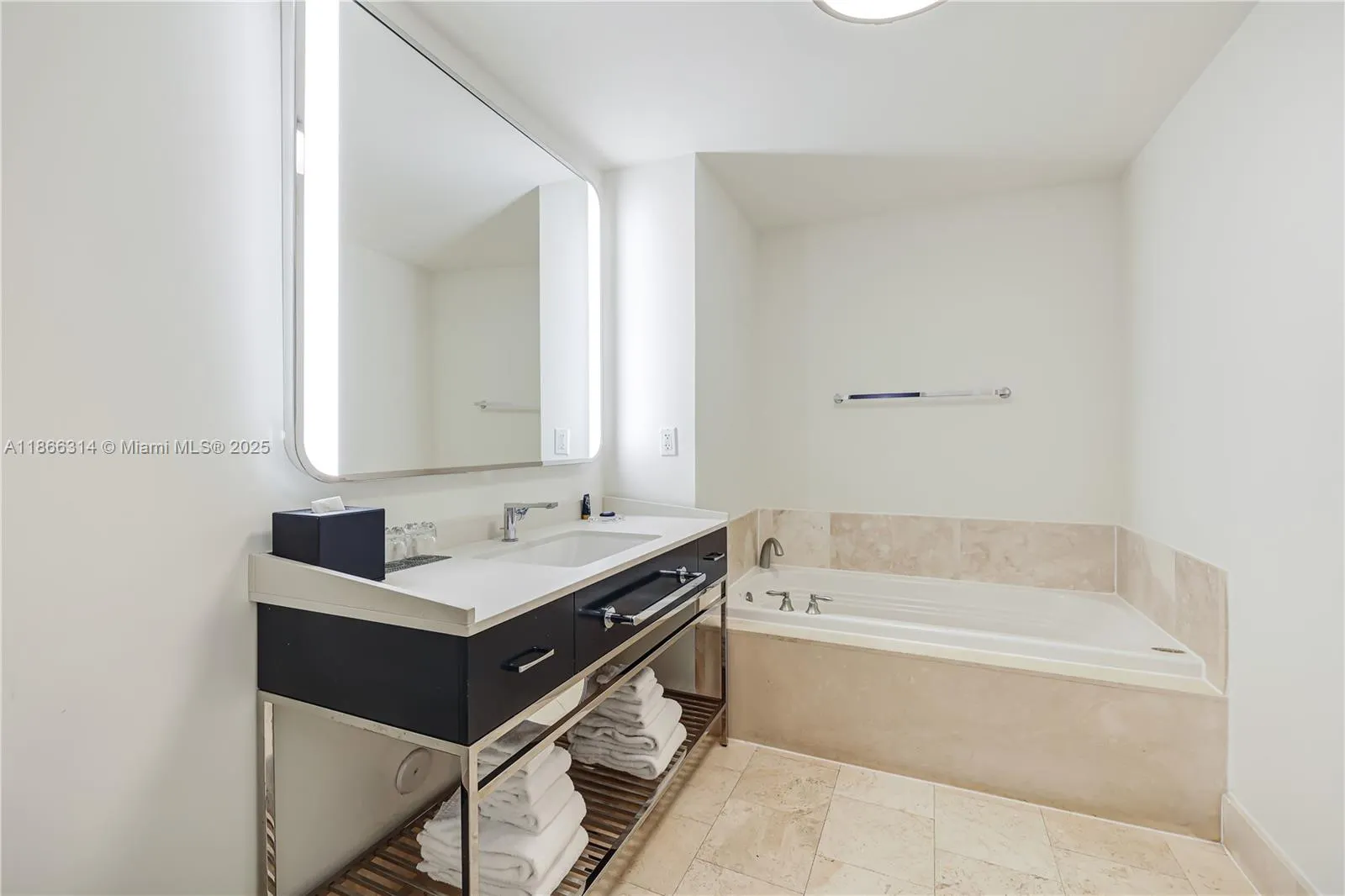 4401 Collins Ave, #2010