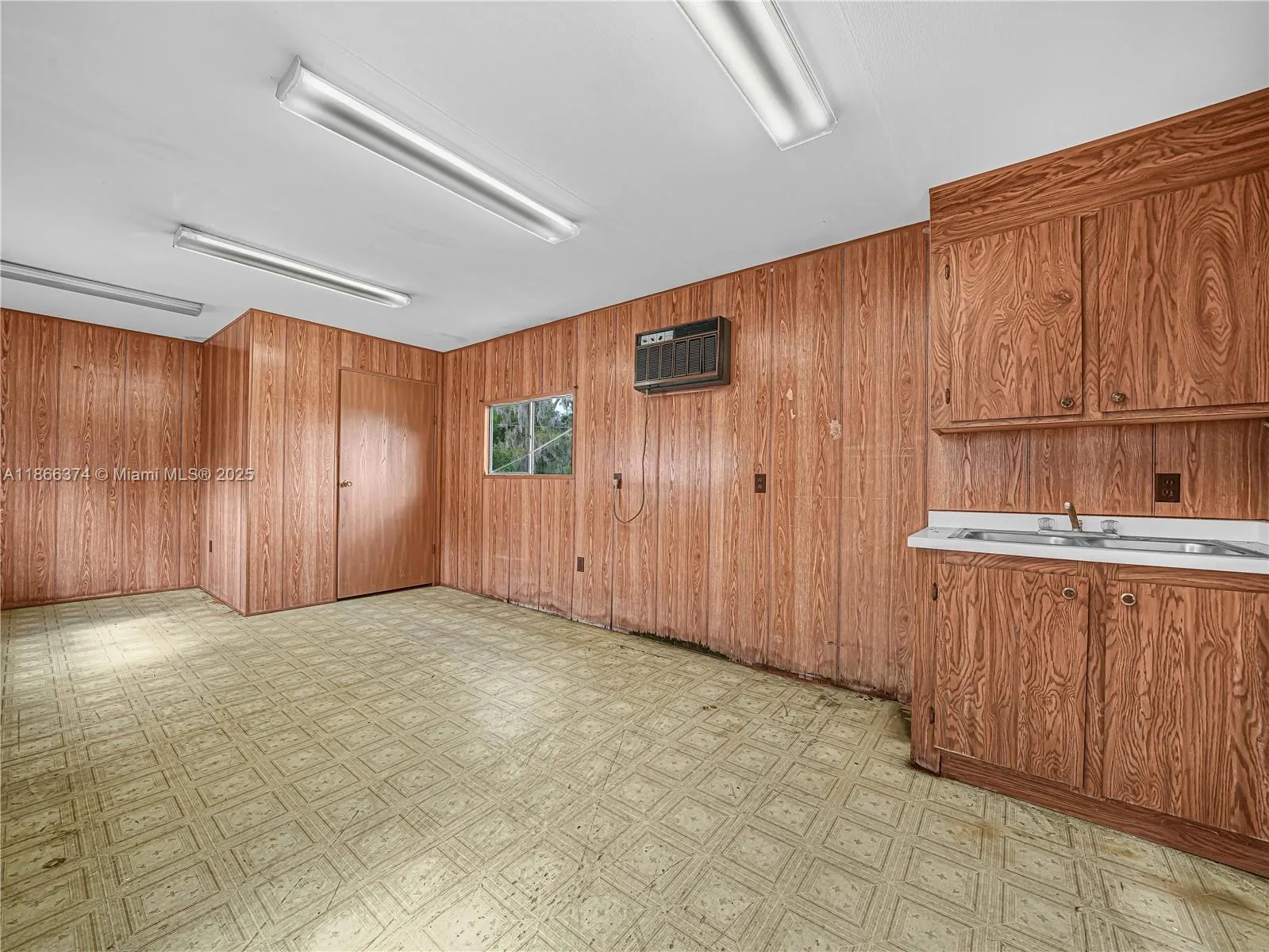 1070 S Lake Shore Way
