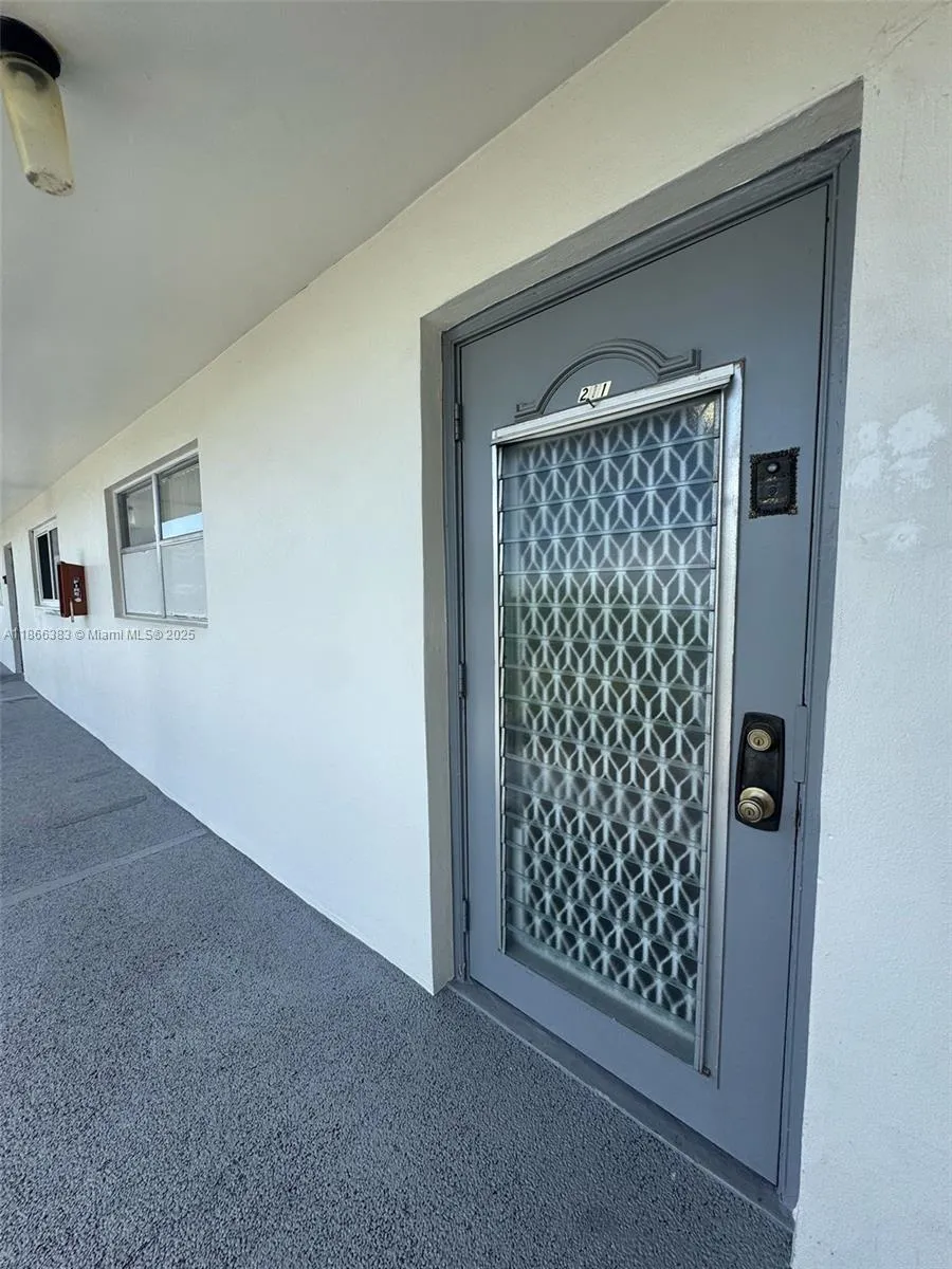 8510 SUNRISE LAKES BLVD, #211