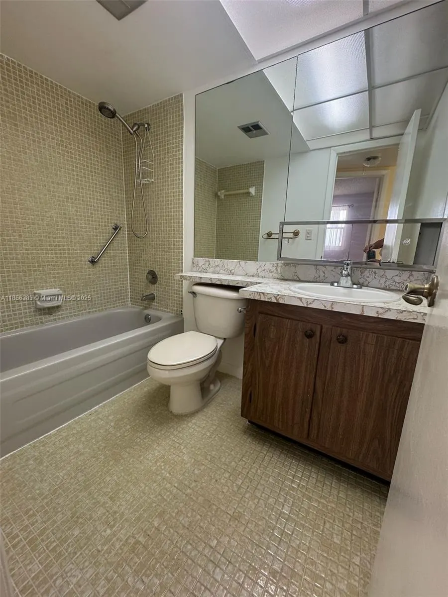 8510 SUNRISE LAKES BLVD, #211