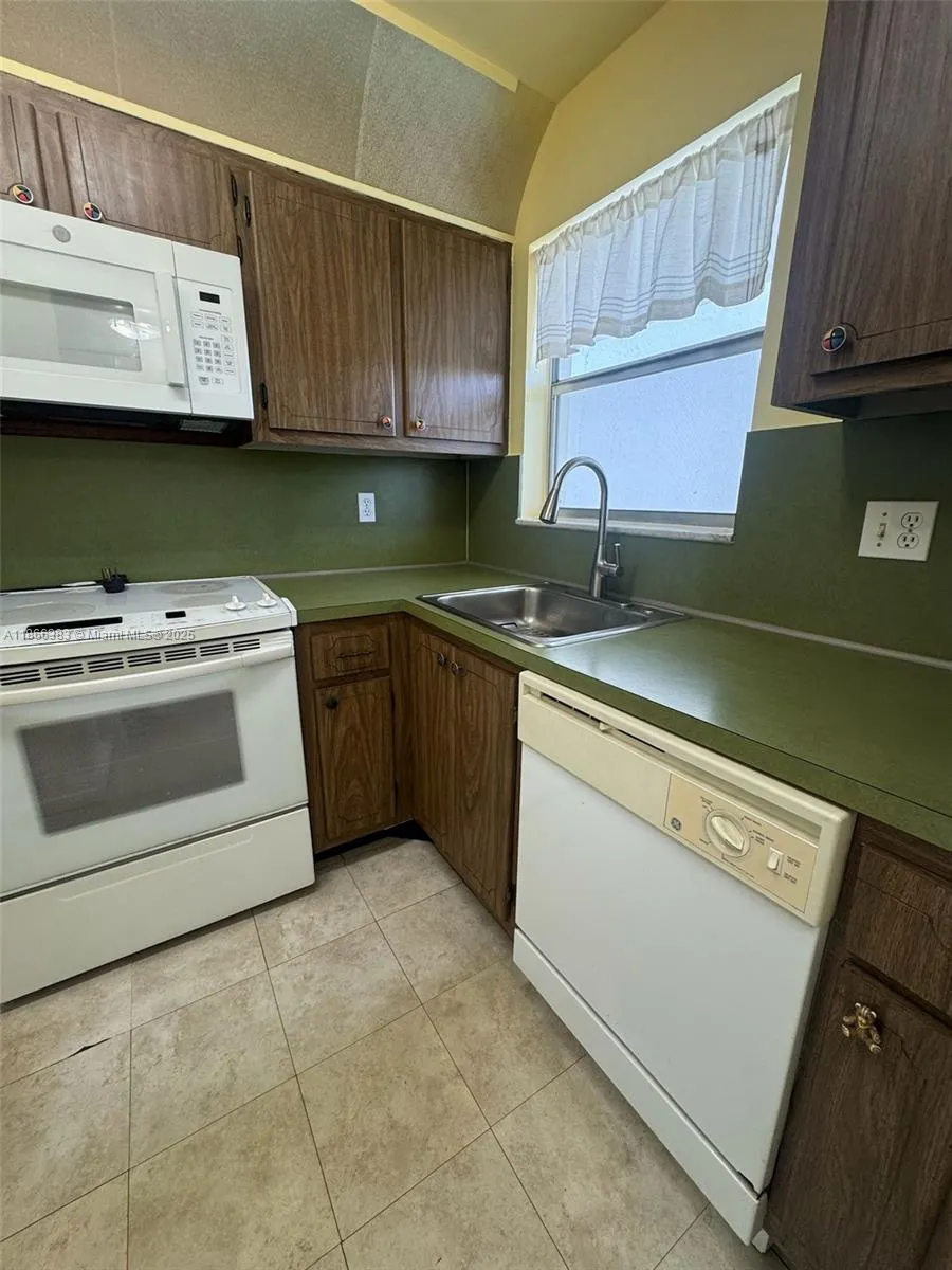 8510 SUNRISE LAKES BLVD, #211