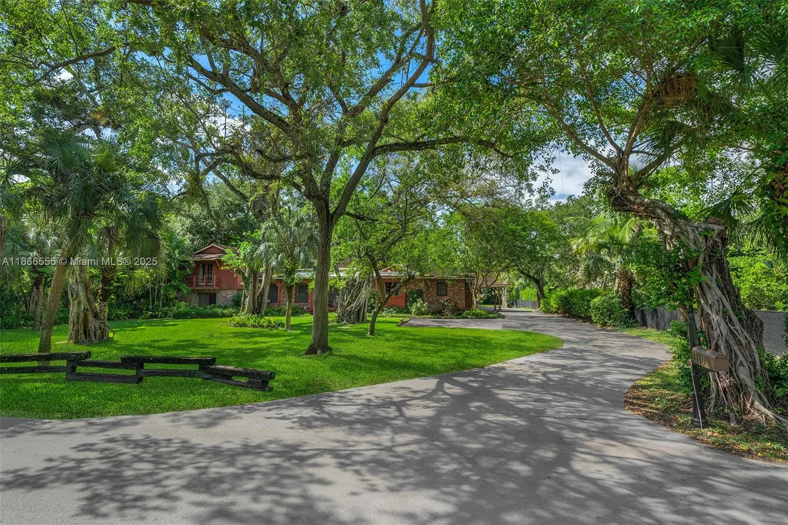 5440 Hammock Dr