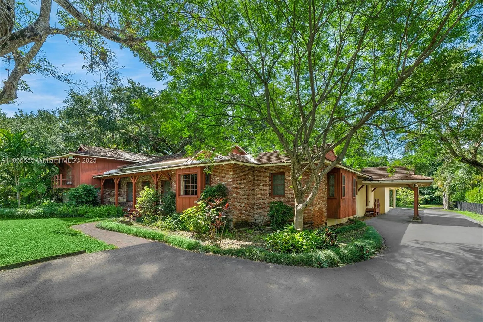 5440 Hammock Dr
