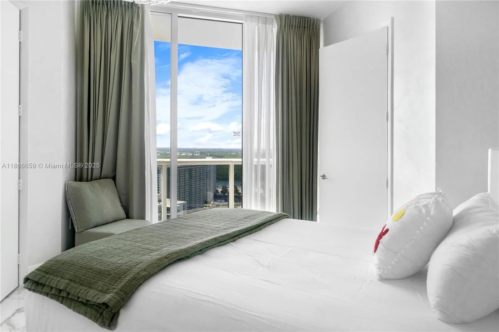 15811 Collins Ave, #2606