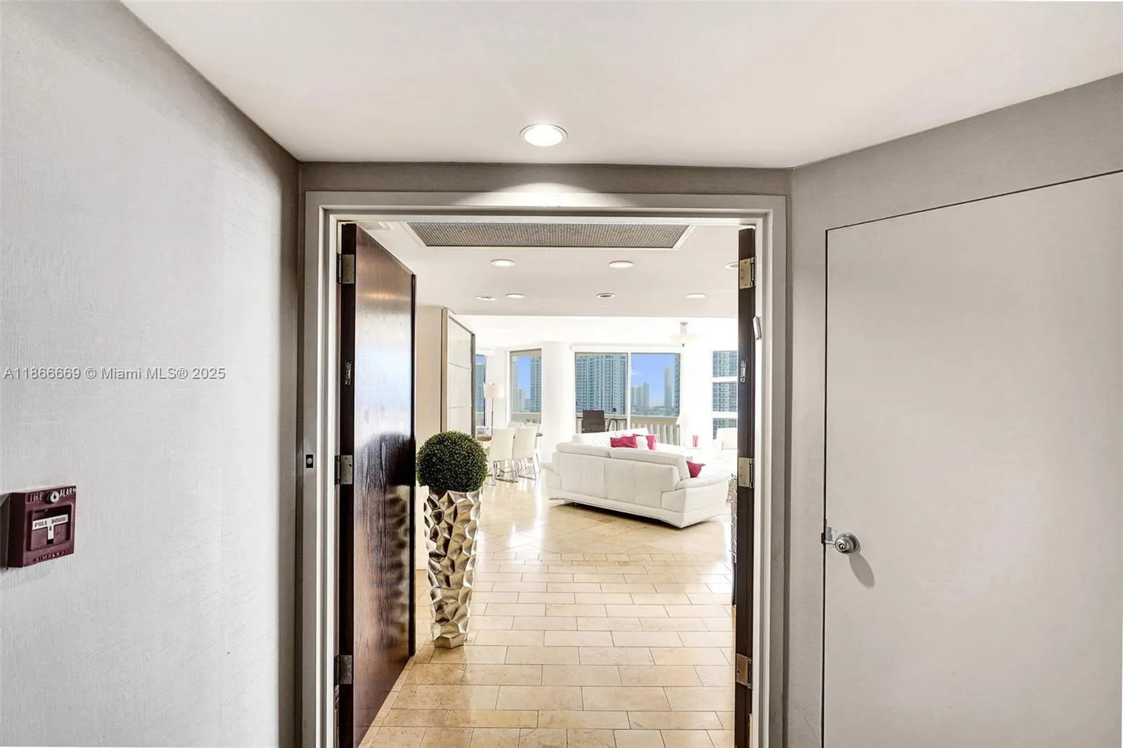 1000 W Island Blvd, #1909