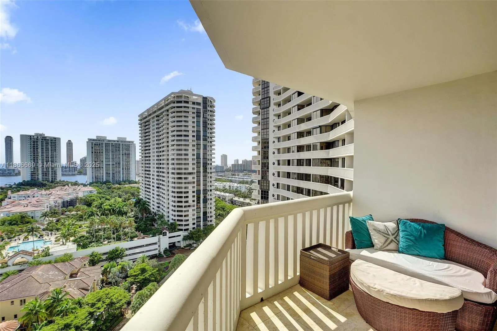 1000 W Island Blvd, #1909