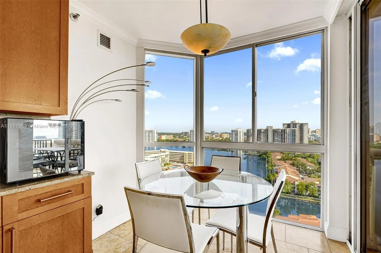 1000 W Island Blvd, #1909