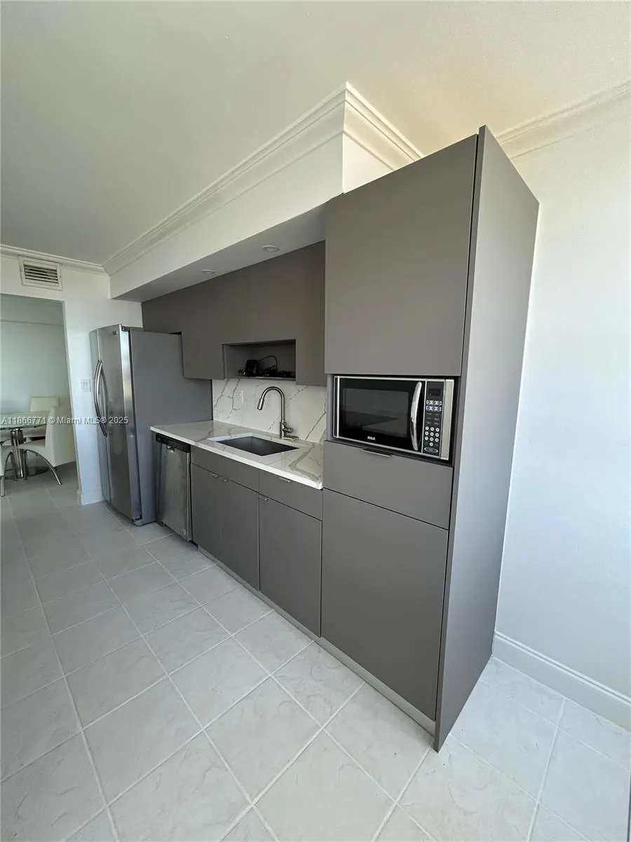 18021 Biscayne Blvd, #901