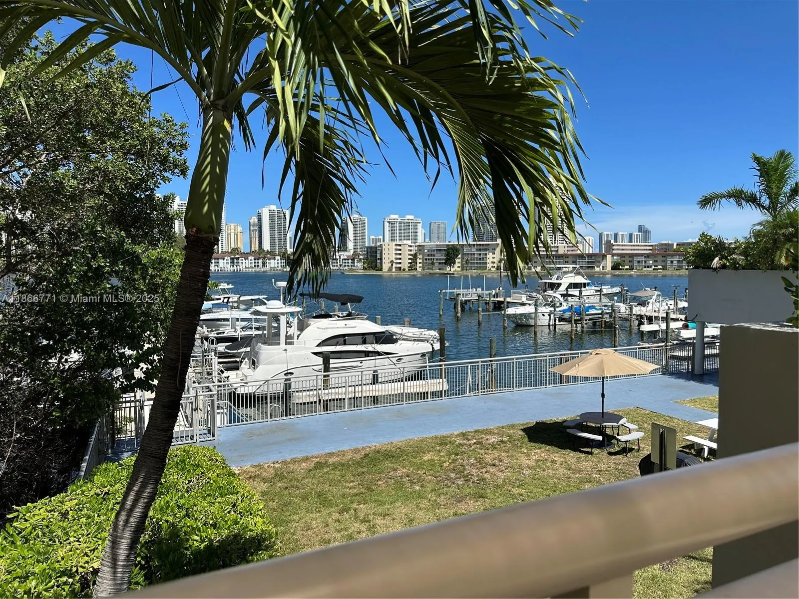 18021 Biscayne Blvd, #901