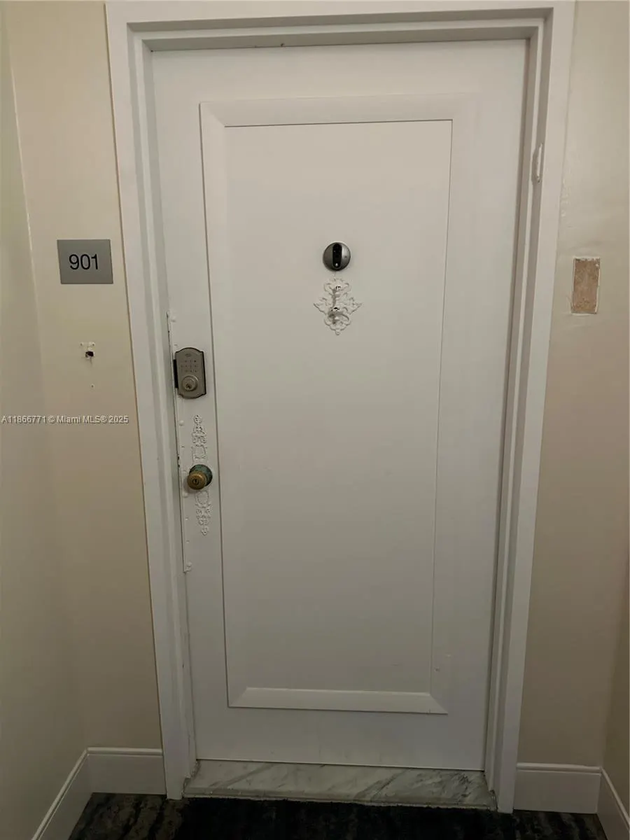 18021 Biscayne Blvd, #901