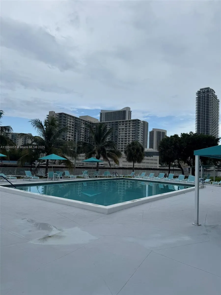 400 Leslie Dr, #725