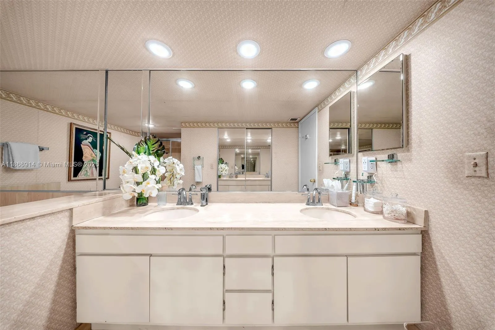 600 Biltmore Way, #201