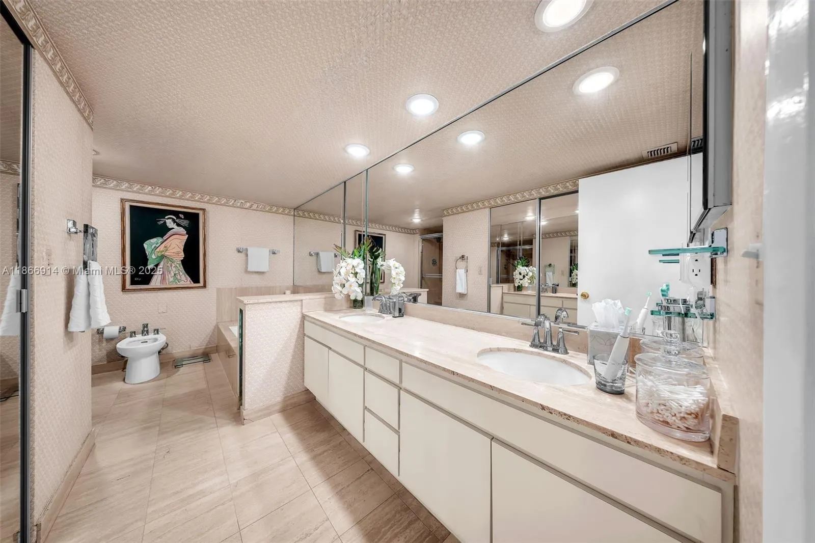 600 Biltmore Way, #201