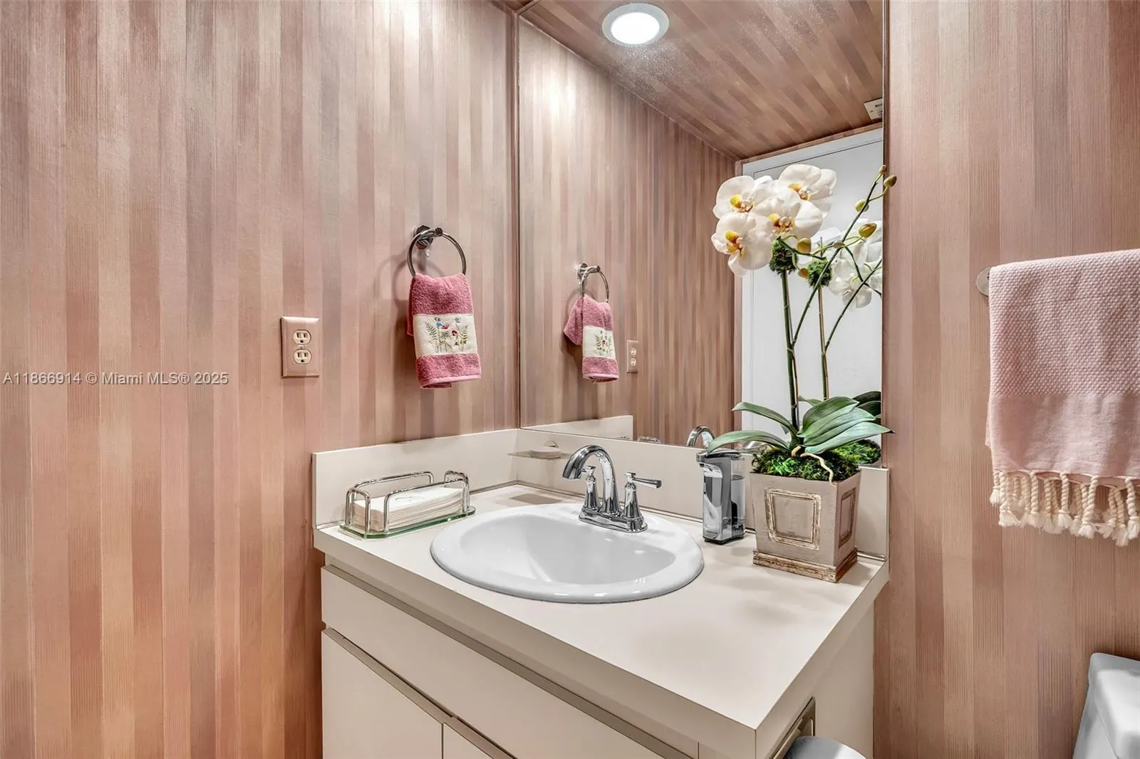 600 Biltmore Way, #201