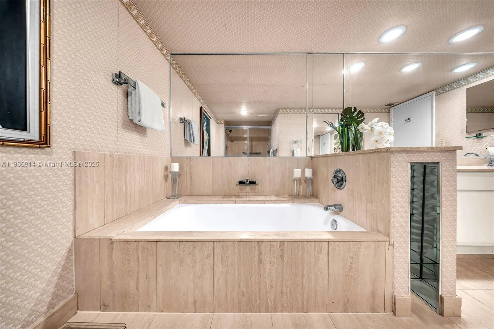 600 Biltmore Way, #201