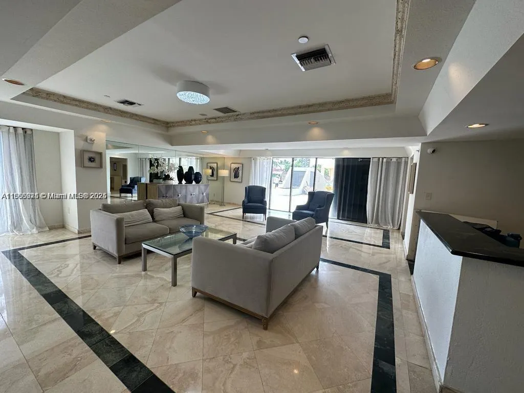 2625 Collins Ave, #609