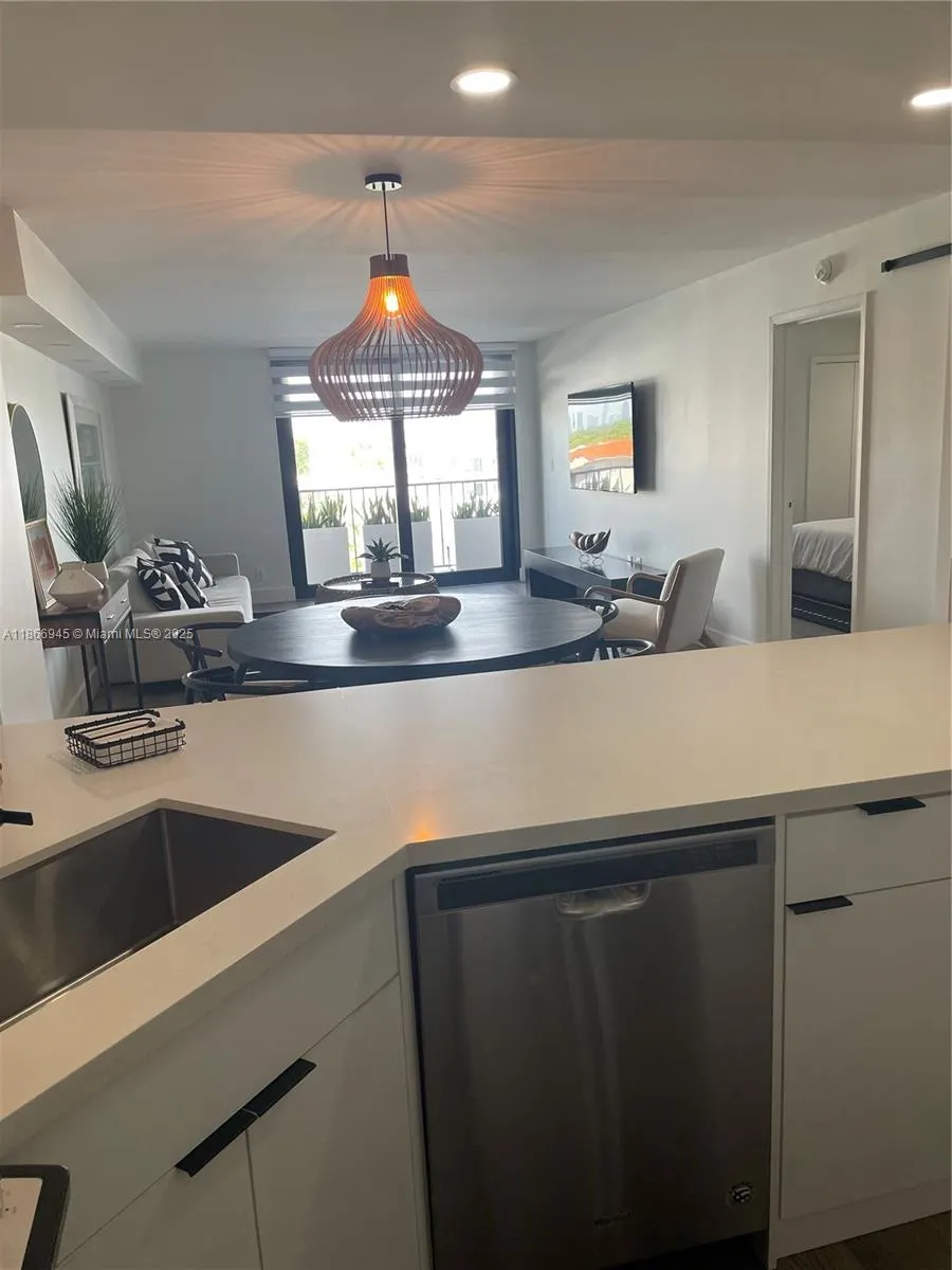 2625 Collins Ave, #609