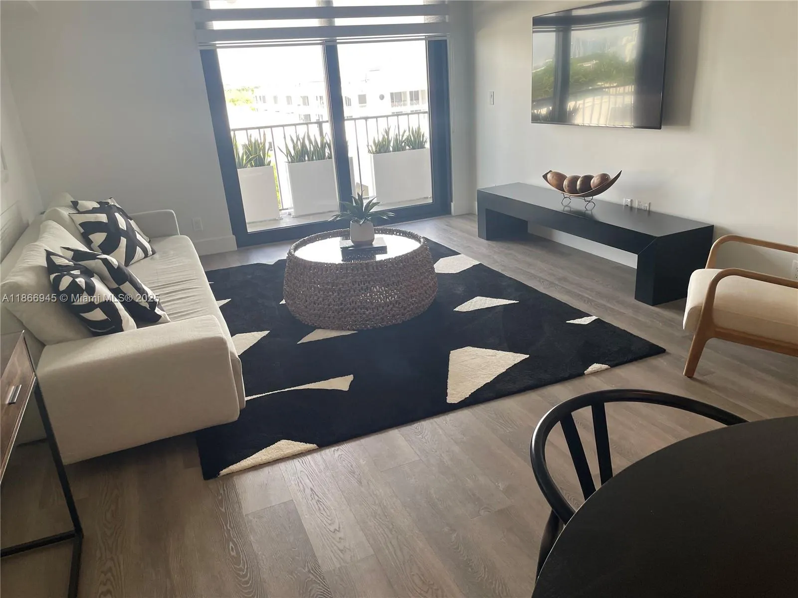 2625 Collins Ave, #609