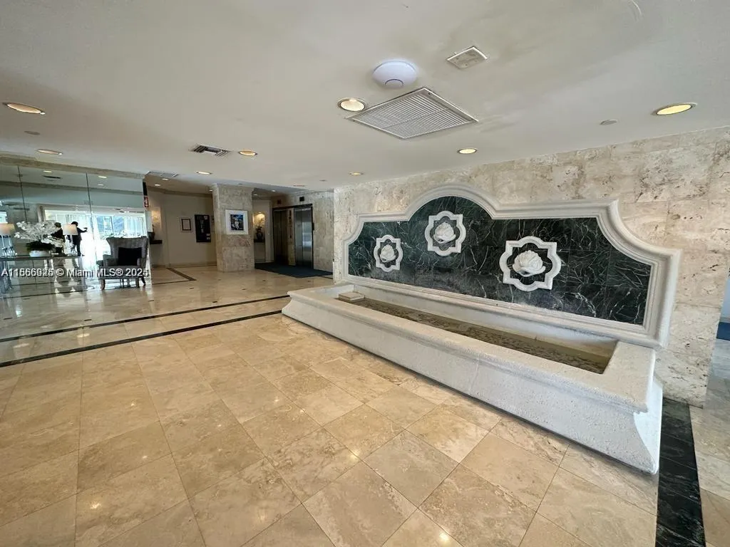 2625 Collins Ave, #609