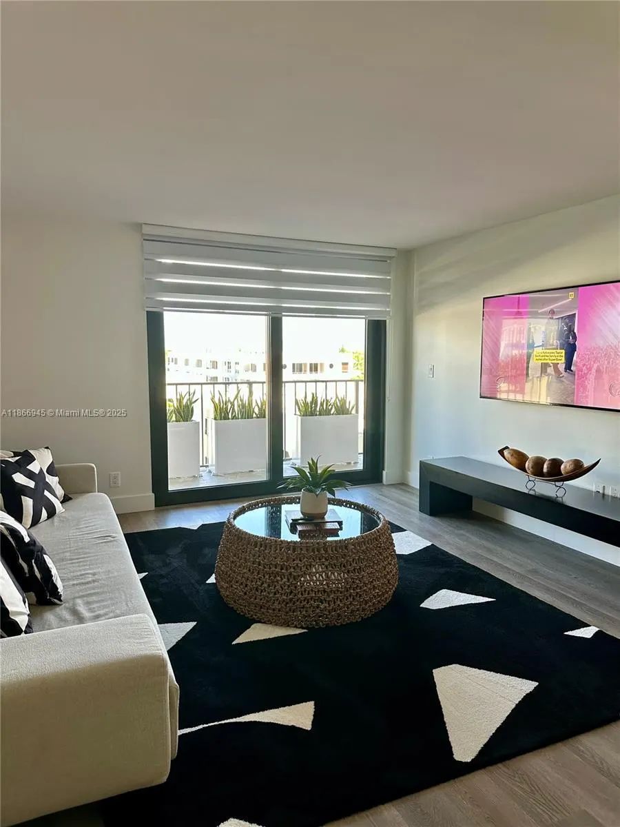 2625 Collins Ave, #609