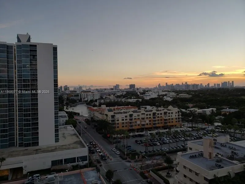 2899 Collins Ave, #1516