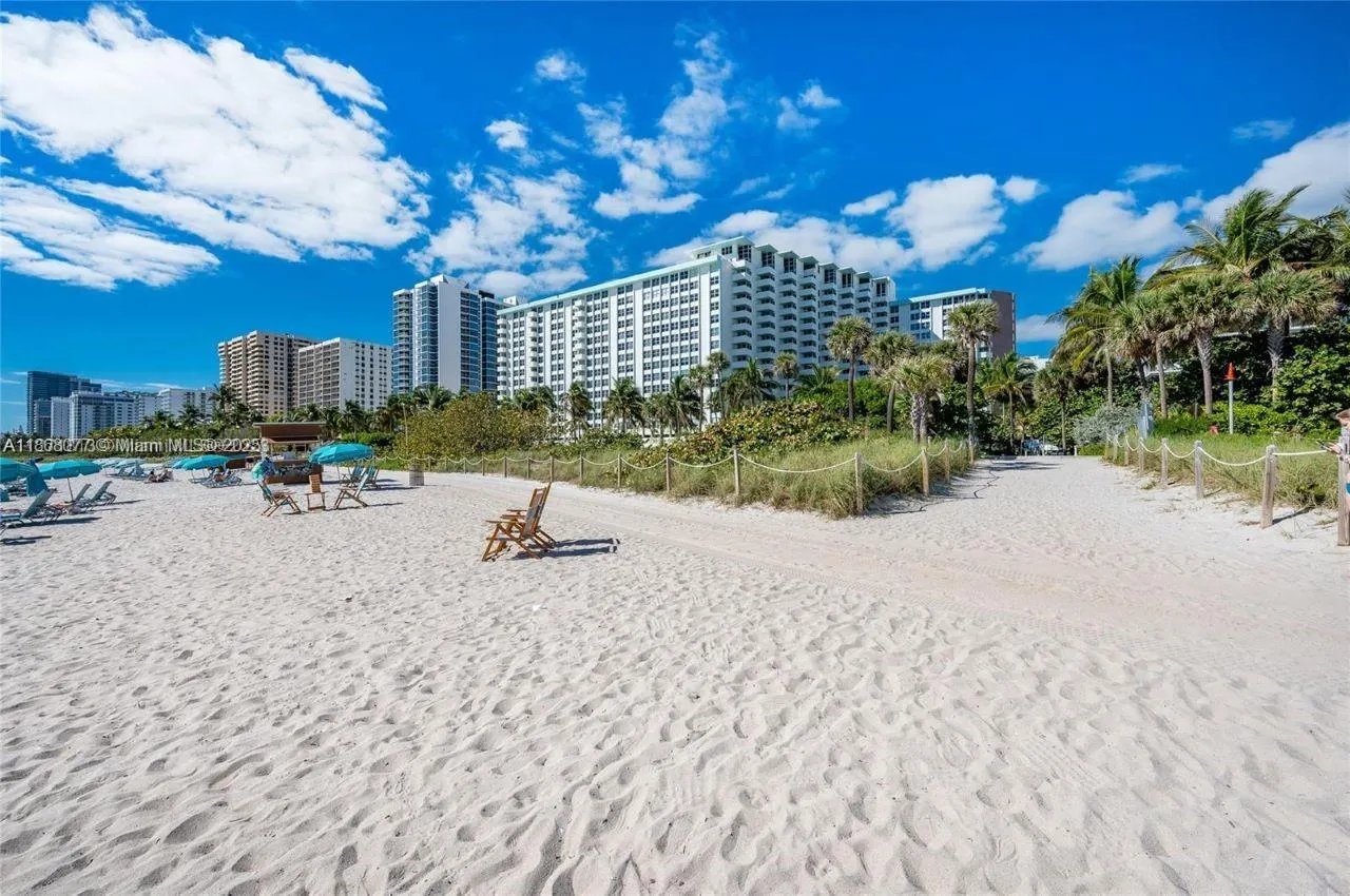 2899 Collins Ave, #1516
