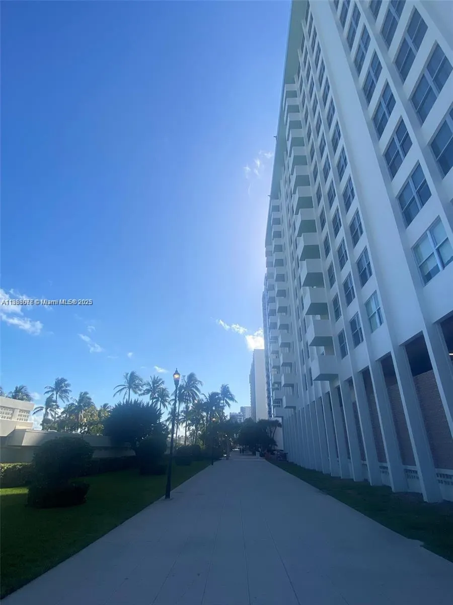 2899 Collins Ave, #1516
