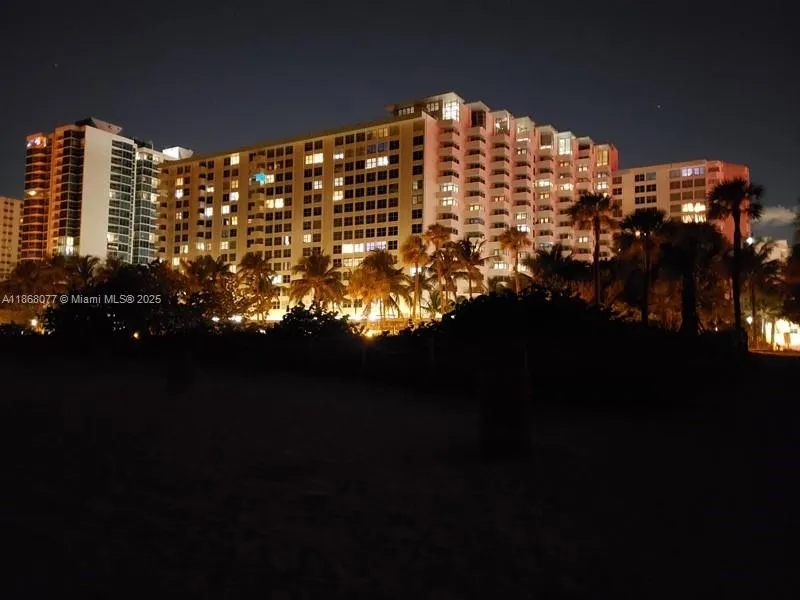 2899 Collins Ave, #1516