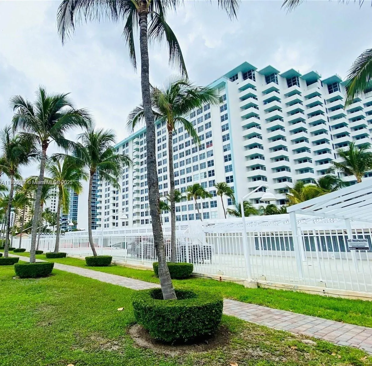 2899 Collins Ave, #1516