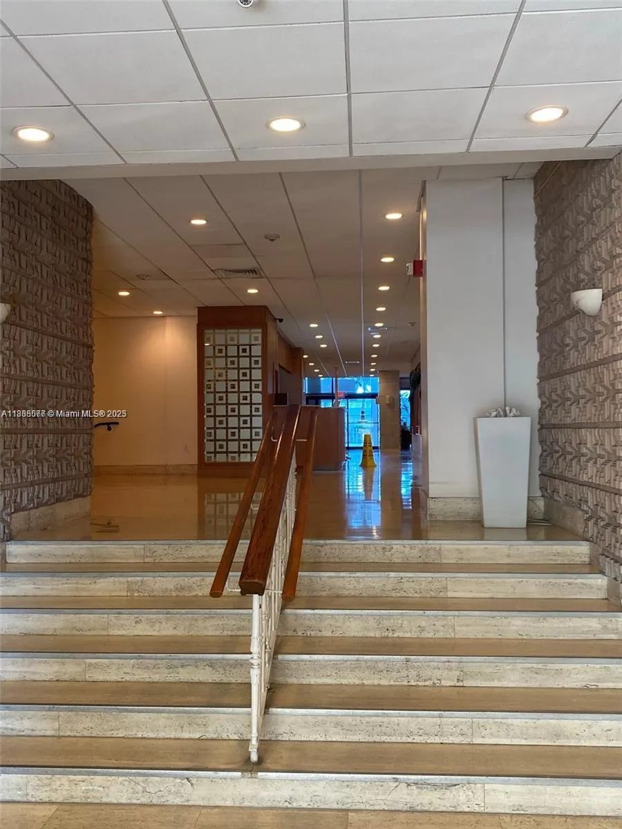 2899 Collins Ave, #1516
