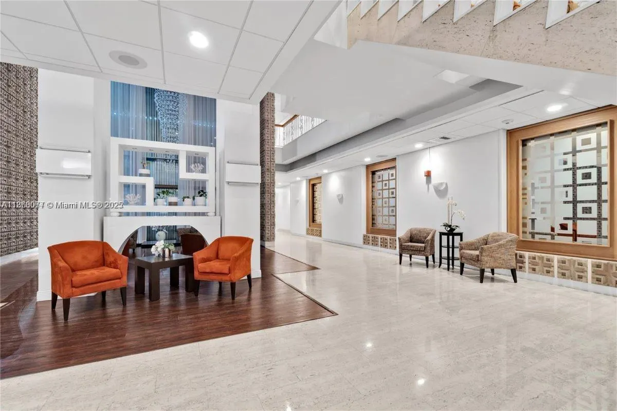 2899 Collins Ave, #1516