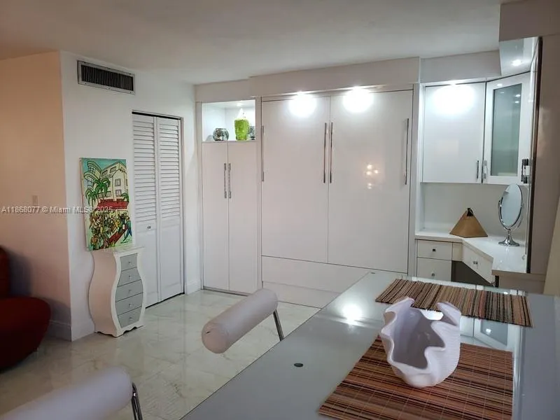 2899 Collins Ave, #1516