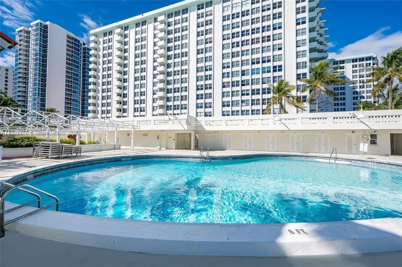 2899 Collins Ave, #1516