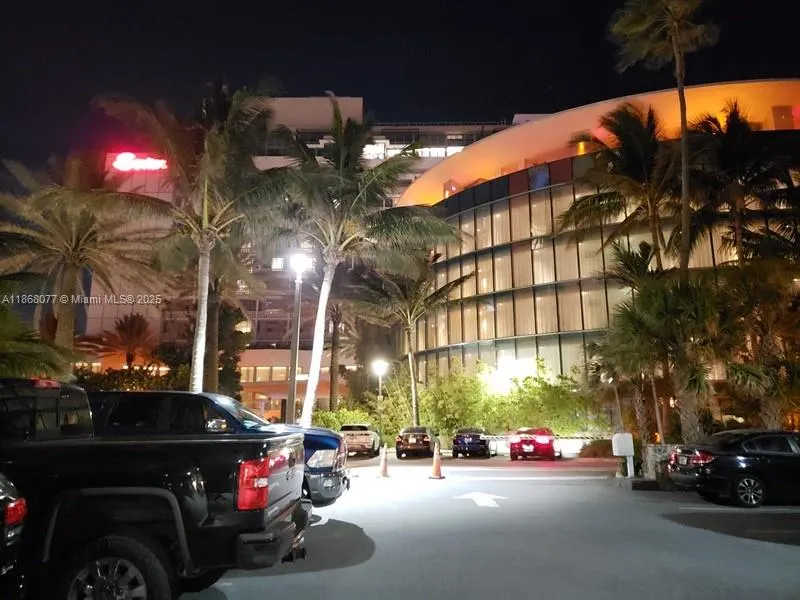 2899 Collins Ave, #1516