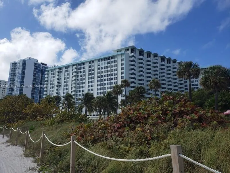 2899 Collins Ave, #1516