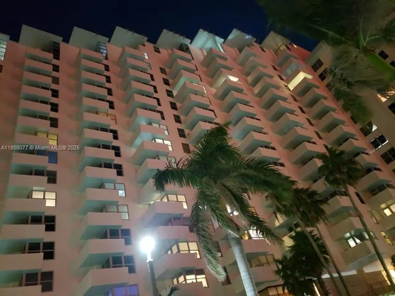 2899 Collins Ave, #1516