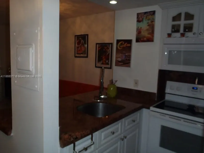 2899 Collins Ave, #1516