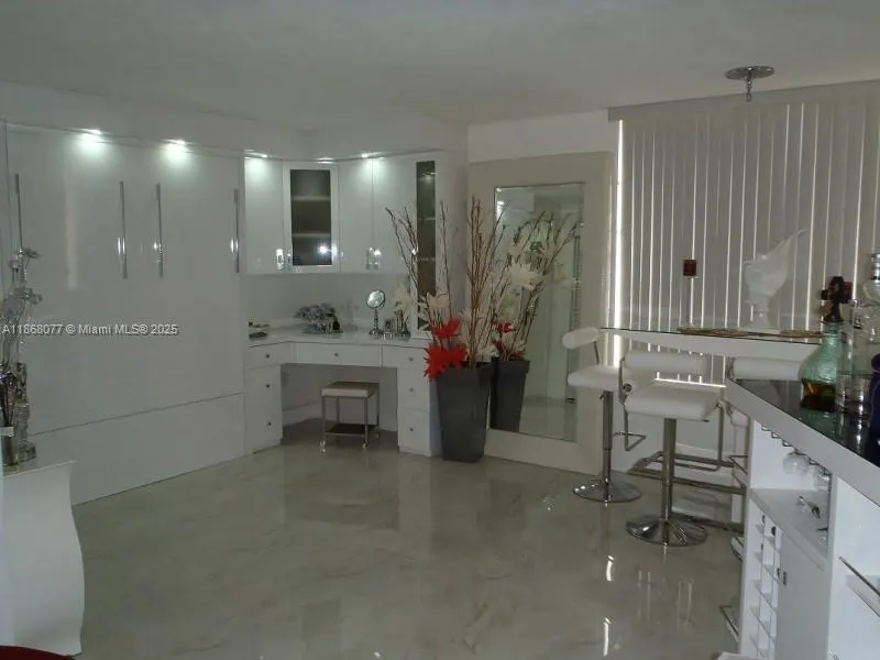 2899 Collins Ave, #1516