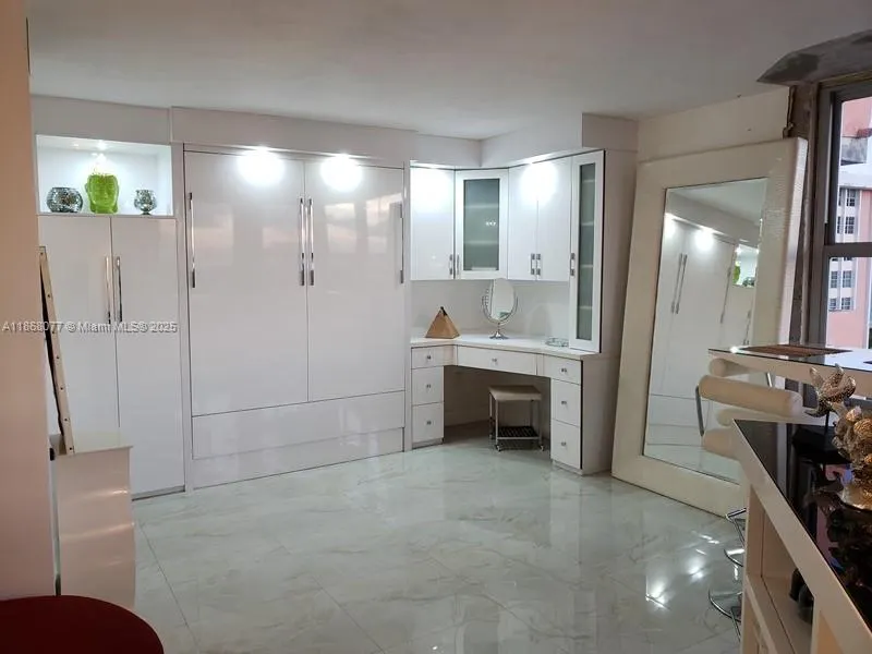 2899 Collins Ave, #1516