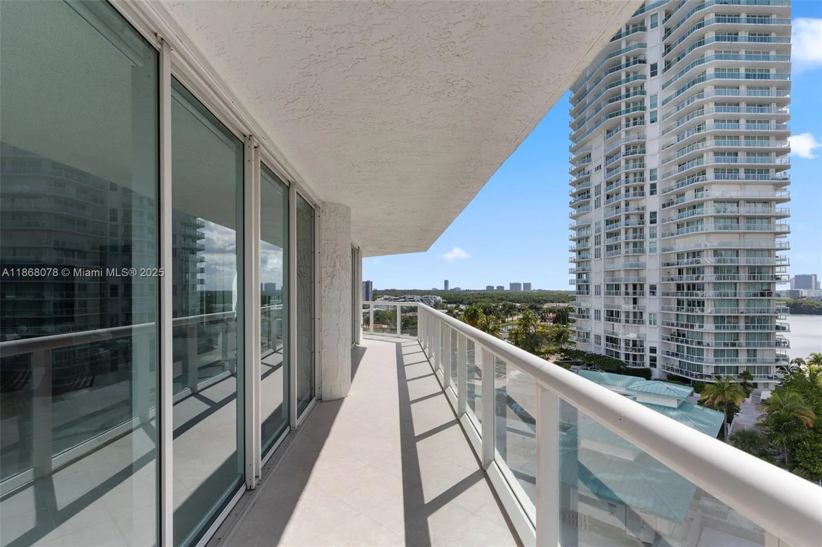 16400 Collins Ave, #946