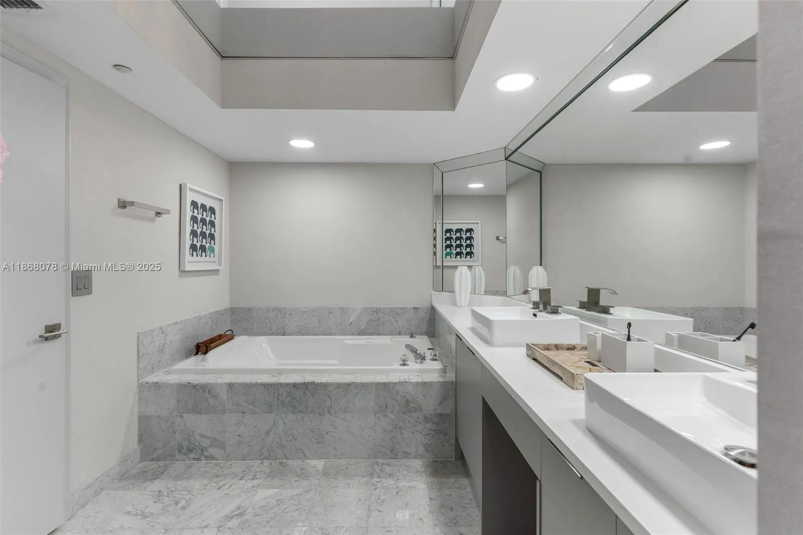 16400 Collins Ave, #946