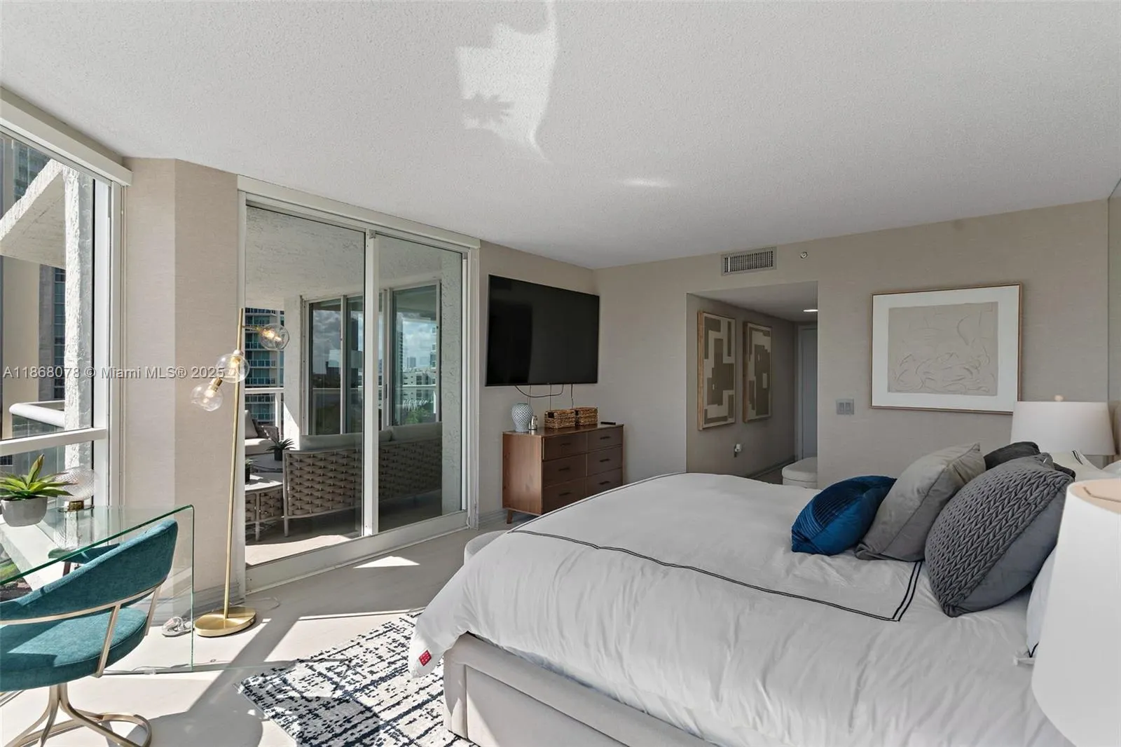 16400 Collins Ave, #946
