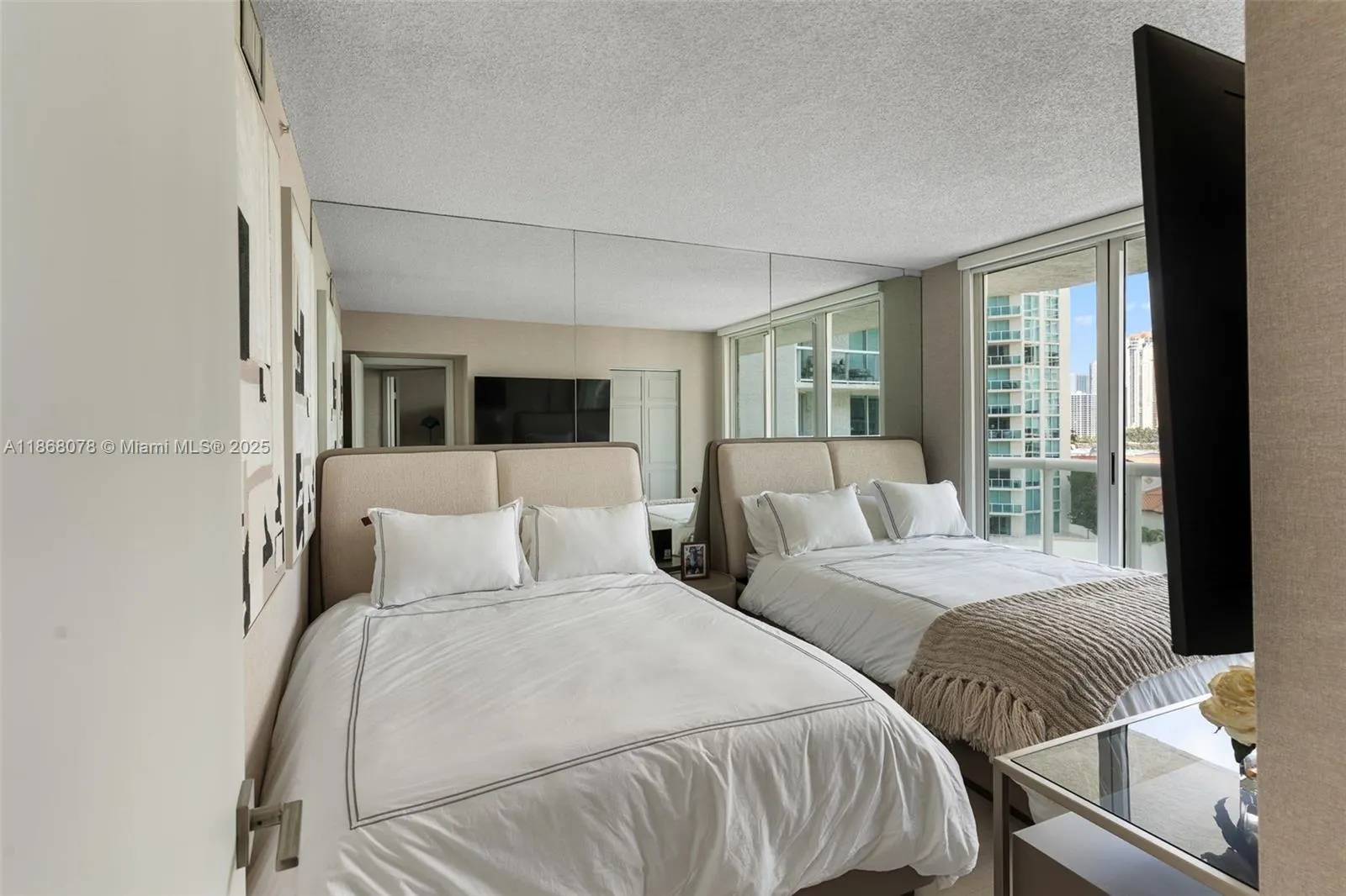 16400 Collins Ave, #946