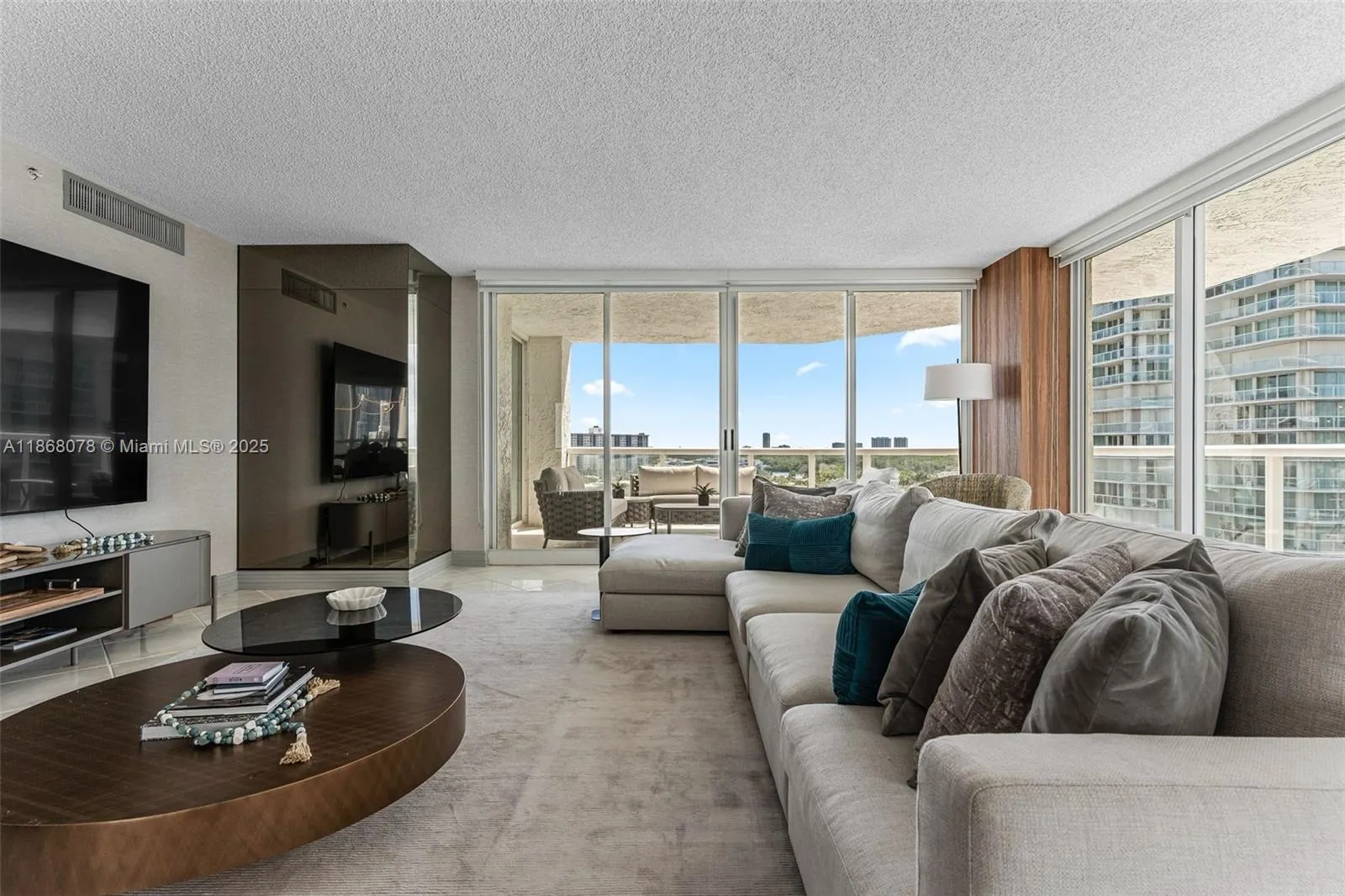 16400 Collins Ave, #946