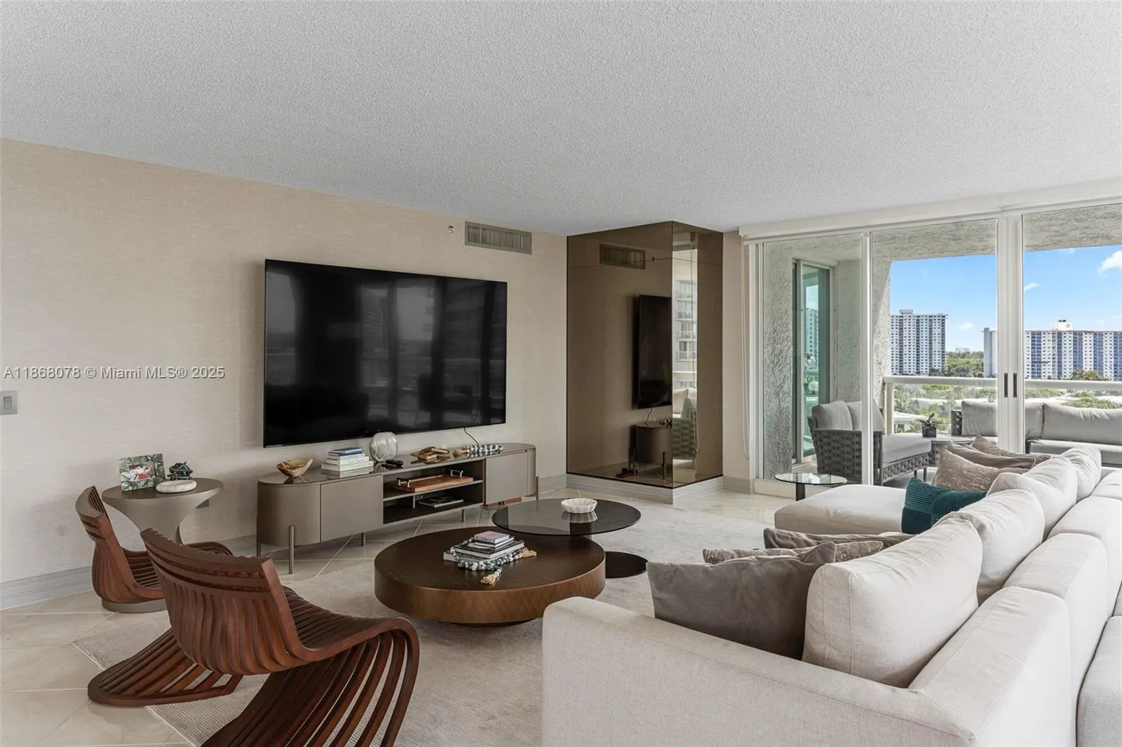 16400 Collins Ave, #946