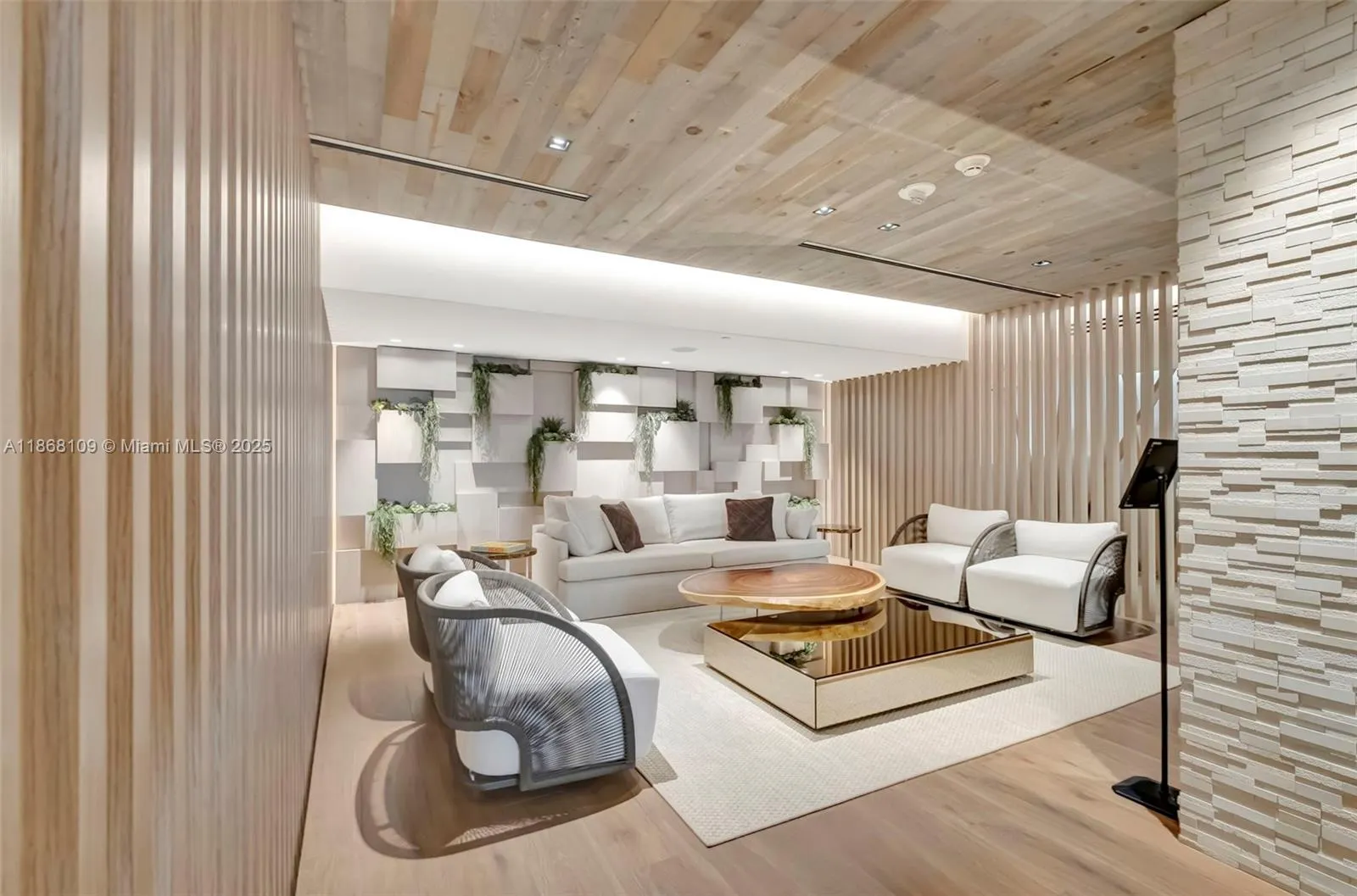 2301 Collins Ave, #321