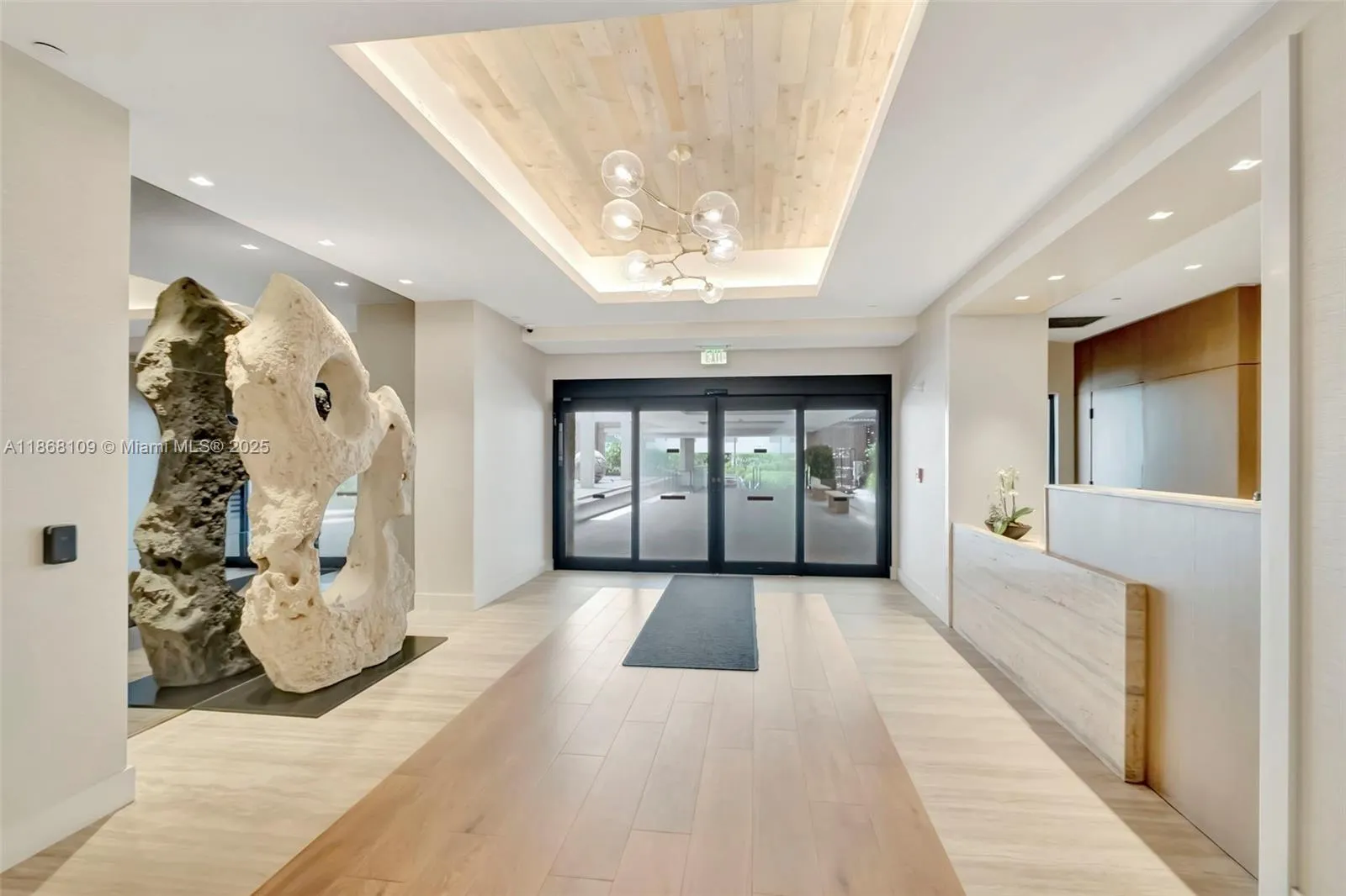 2301 Collins Ave, #321