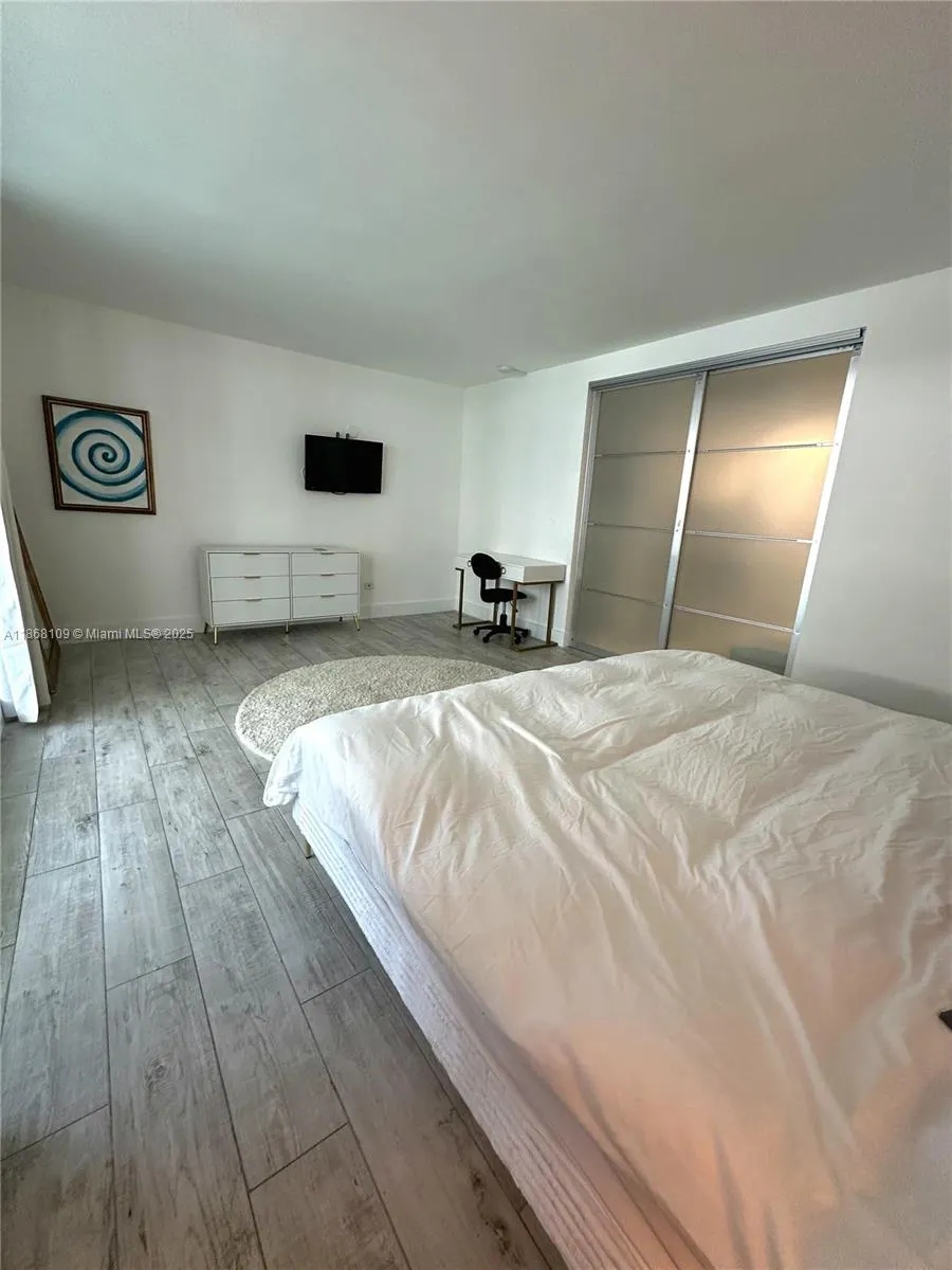 2301 Collins Ave, #321